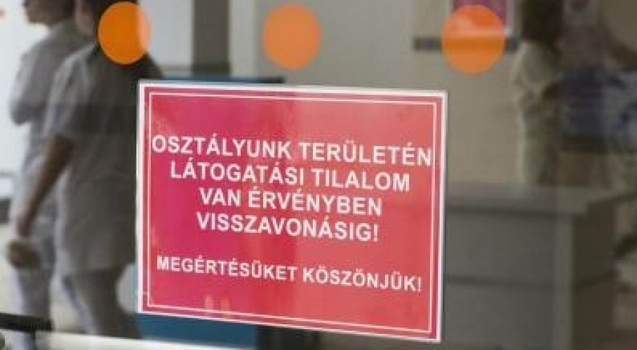 Teljes körű látogatási tilalmat rendelt el a kórházakban az országos tisztifőorvos