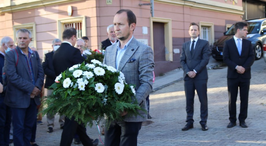 A nemzeti gyásznapon koszorúzták meg a pécsi emlékhelyet