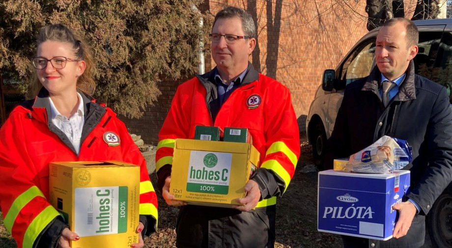 Halászlét, pulykát és süteményt is kapnak az ünnepek alatt dolgozó mentősök és háziorvosok