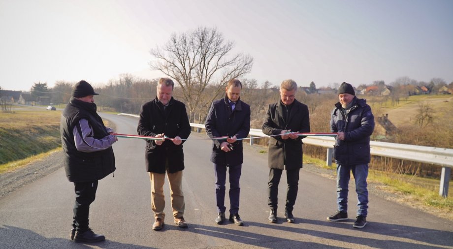Megújult a bekötőút és új polgárőr autót avattak Pécsudvardon