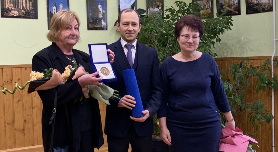 Elnöki kitüntető díjat kapott Schwalm Mária Majs háziorvosa