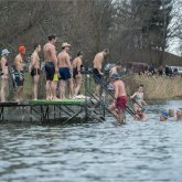 Fürdőzéssel köszöntötték az új évet Orfűn